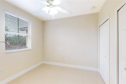House in Miami, Florida 4 bedrooms, 214.6 sq.m. № 1938424 - photo 20