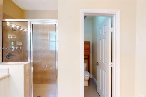 House in Miami, Florida 4 bedrooms, 214.6 sq.m. № 1938424 - photo 17