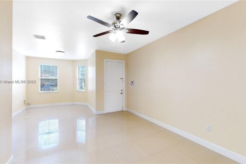 Casa en venta en Miami, Florida, 4 dormitorios, 214.6 m2 № 1938424 - foto 6