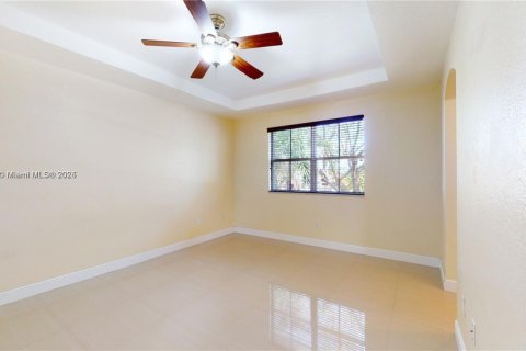 Casa en venta en Miami, Florida, 4 dormitorios, 214.6 m2 № 1938424 - foto 14