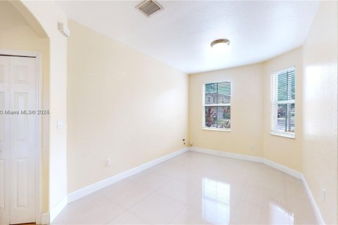 House in Miami, Florida 4 bedrooms, 214.6 sq.m. № 1938424 - photo 8
