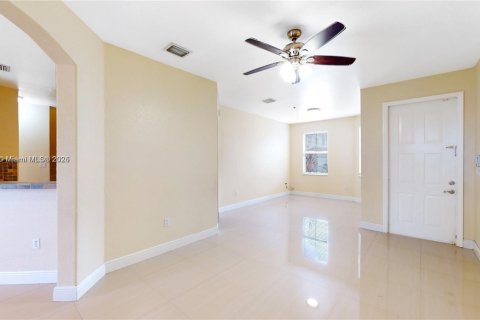 House in Miami, Florida 4 bedrooms, 214.6 sq.m. № 1938424 - photo 7