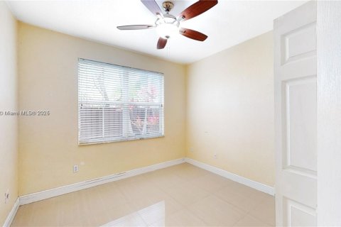 House in Miami, Florida 4 bedrooms, 214.6 sq.m. № 1938424 - photo 25