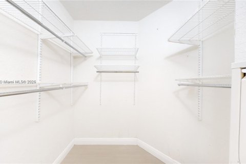 Casa en venta en Miami, Florida, 4 dormitorios, 214.6 m2 № 1938424 - foto 23