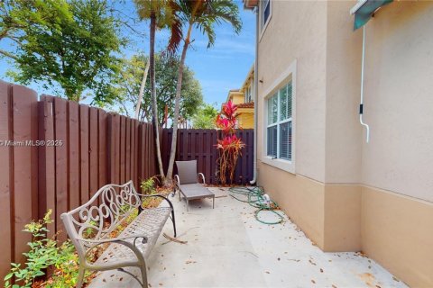 House in Miami, Florida 4 bedrooms, 214.6 sq.m. № 1938424 - photo 30
