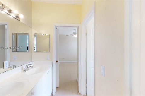 House in Miami, Florida 4 bedrooms, 214.6 sq.m. № 1938424 - photo 22