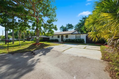 Villa ou maison à vendre à Pompano Beach, Floride: 3 chambres, 117.8 m2 № 1988607 - photo 2