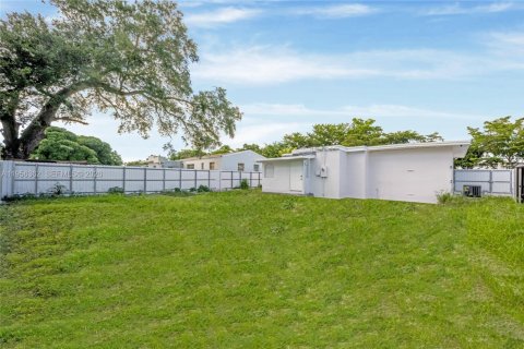 House in Opa-locka, Florida 2 bedrooms, 80.27 sq.m. № 2010424 - photo 19