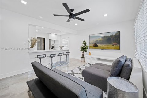 House in Opa-locka, Florida 2 bedrooms, 80.27 sq.m. № 2010424 - photo 5