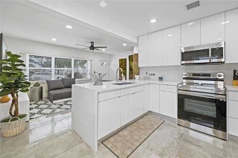 House in Opa-locka, Florida 2 bedrooms, 80.27 sq.m. № 2010424 - photo 9