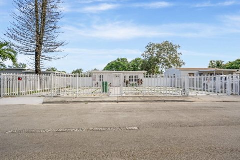 House in Opa-locka, Florida 2 bedrooms, 80.27 sq.m. № 2010424 - photo 18