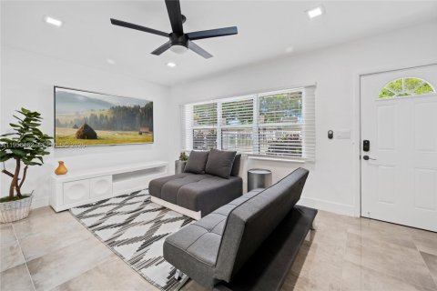 House in Opa-locka, Florida 2 bedrooms, 80.27 sq.m. № 2010424 - photo 4