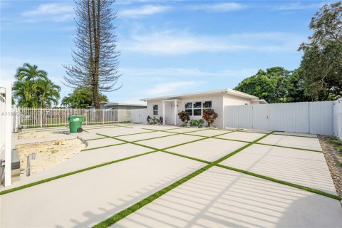 House in Opa-locka, Florida 2 bedrooms, 80.27 sq.m. № 2010424