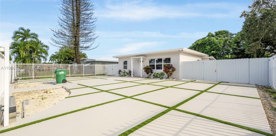 House in Opa-locka, Florida 2 bedrooms, 80.27 sq.m. № 2010424