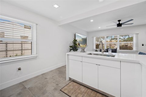 House in Opa-locka, Florida 2 bedrooms, 80.27 sq.m. № 2010424 - photo 10