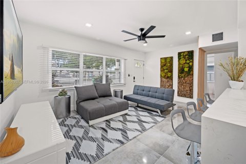 House in Opa-locka, Florida 2 bedrooms, 80.27 sq.m. № 2010424 - photo 3