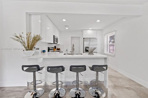 House in Opa-locka, Florida 2 bedrooms, 80.27 sq.m. № 2010424 - photo 7