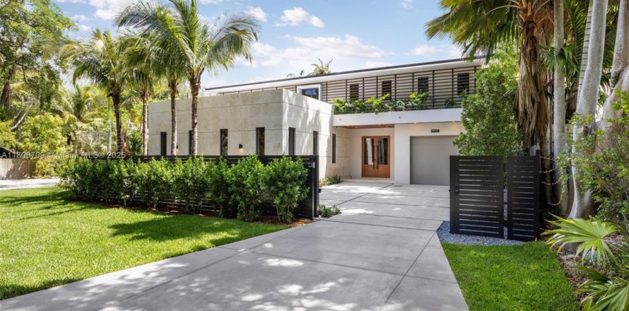 House in Miami, Florida 5 bedrooms, 382.2 sq.m. № 1695881