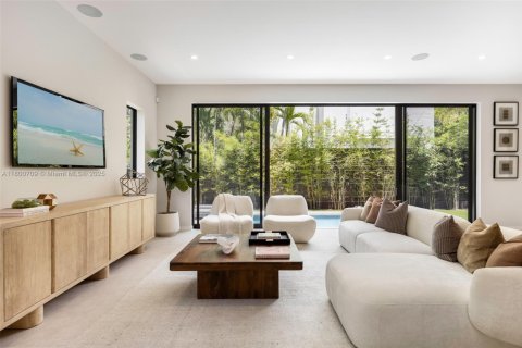 House in Miami, Florida 5 bedrooms, 382.2 sq.m. № 1695881 - photo 11