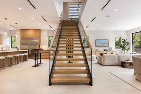 House in Miami, Florida 5 bedrooms, 382.2 sq.m. № 1695881 - photo 7