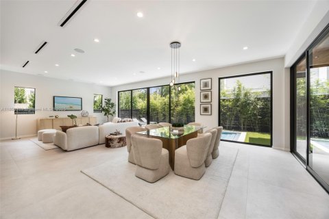 House in Miami, Florida 5 bedrooms, 382.2 sq.m. № 1695881 - photo 9