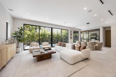 House in Miami, Florida 5 bedrooms, 382.2 sq.m. № 1695881 - photo 10