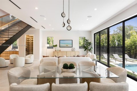 House in Miami, Florida 5 bedrooms, 382.2 sq.m. № 1695881 - photo 8