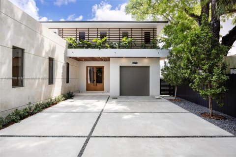 House in Miami, Florida 5 bedrooms, 382.2 sq.m. № 1695881 - photo 3
