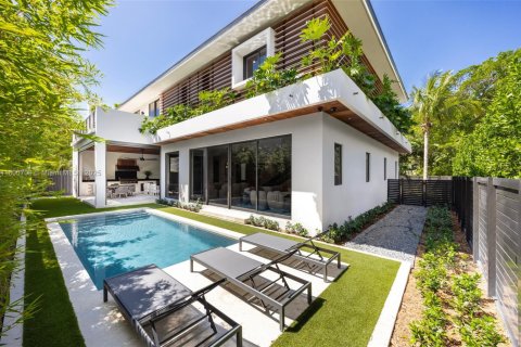 House in Miami, Florida 5 bedrooms, 382.2 sq.m. № 1695881 - photo 4