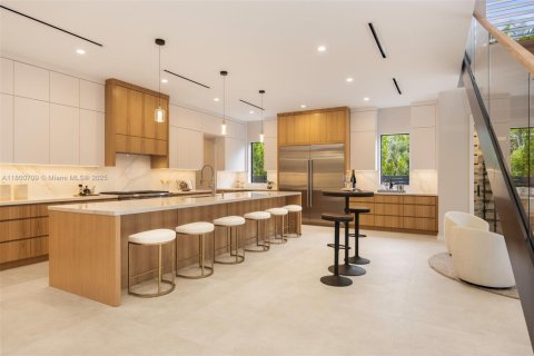 House in Miami, Florida 5 bedrooms, 382.2 sq.m. № 1695881 - photo 14