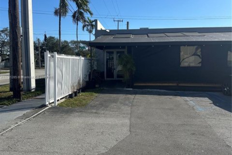 Commercial property in North Miami Beach, Florida № 1702398 - photo 2