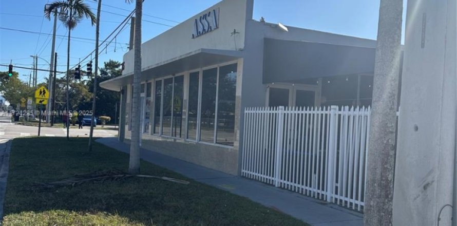 Commercial property in North Miami Beach, Florida № 1702398
