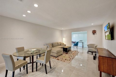 House in Lake Worth, Florida 2 bedrooms, 101.08 sq.m. № 1811723 - photo 5