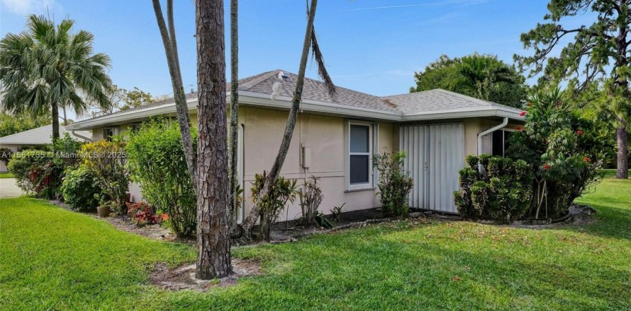 House in Lake Worth, Florida 2 bedrooms, 101.08 sq.m. № 1811723