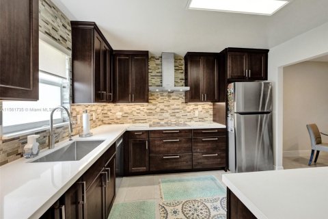 House in Lake Worth, Florida 2 bedrooms, 101.08 sq.m. № 1811723 - photo 11