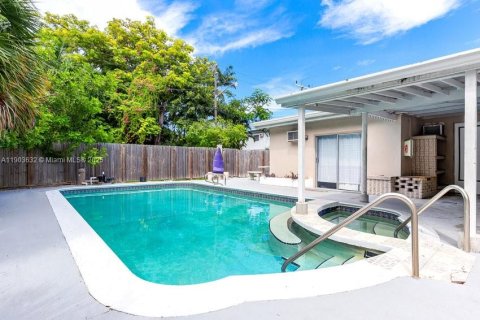 Apartamento en alquiler en Hollywood, Florida, 1 dormitorio, 263.75 m2 № 2081847 - foto 8