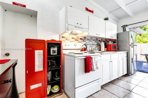 Apartamento en alquiler en Hollywood, Florida, 1 dormitorio, 263.75 m2 № 2081847 - foto 2