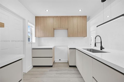 Villa ou maison à vendre à Miami, Floride: 4 chambres, 69.12 m2 № 1990670 - photo 12