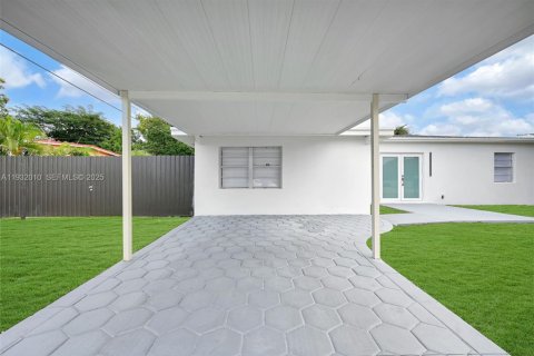 Villa ou maison à vendre à Miami, Floride: 4 chambres, 69.12 m2 № 1990670 - photo 4