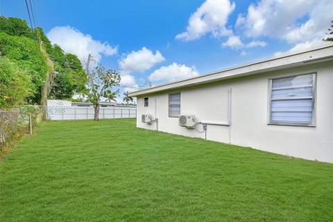 Villa ou maison à vendre à Miami, Floride: 4 chambres, 69.12 m2 № 1990670 - photo 7