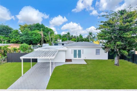 Villa ou maison à vendre à Miami, Floride: 4 chambres, 69.12 m2 № 1990670 - photo 2