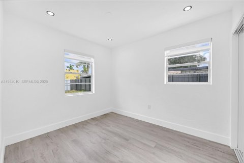 Villa ou maison à vendre à Miami, Floride: 4 chambres, 69.12 m2 № 1990670 - photo 18