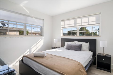 Propiedad comercial en venta en Miami, Florida, 125.42 m2 № 1966544 - foto 9