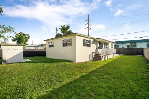 Propiedad comercial en venta en Miami, Florida, 125.42 m2 № 1966544 - foto 2