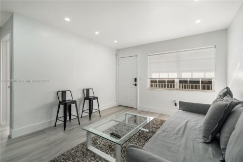 Propiedad comercial en venta en Miami, Florida, 125.42 m2 № 1966544 - foto 4