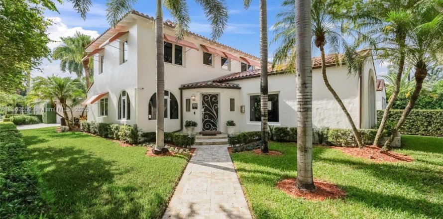 House in Miami Beach, Florida 4 bedrooms, 304.81 sq.m. № 1930103