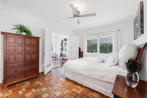 House in Miami Beach, Florida 4 bedrooms, 304.81 sq.m. № 1930103 - photo 17