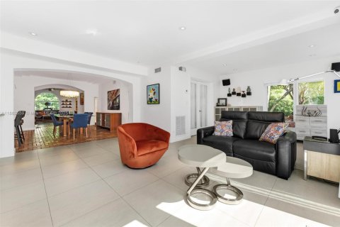House in Miami Beach, Florida 4 bedrooms, 304.81 sq.m. № 1930103 - photo 20