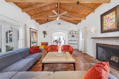 House in Miami Beach, Florida 4 bedrooms, 304.81 sq.m. № 1930103 - photo 7