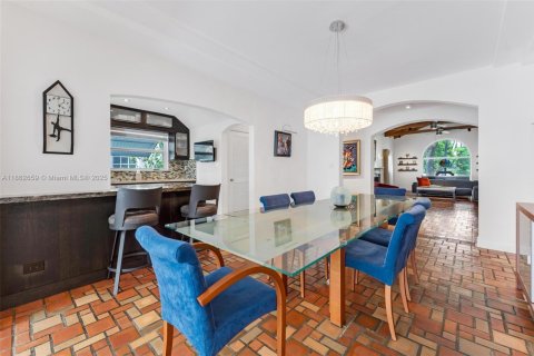 House in Miami Beach, Florida 4 bedrooms, 304.81 sq.m. № 1930103 - photo 15